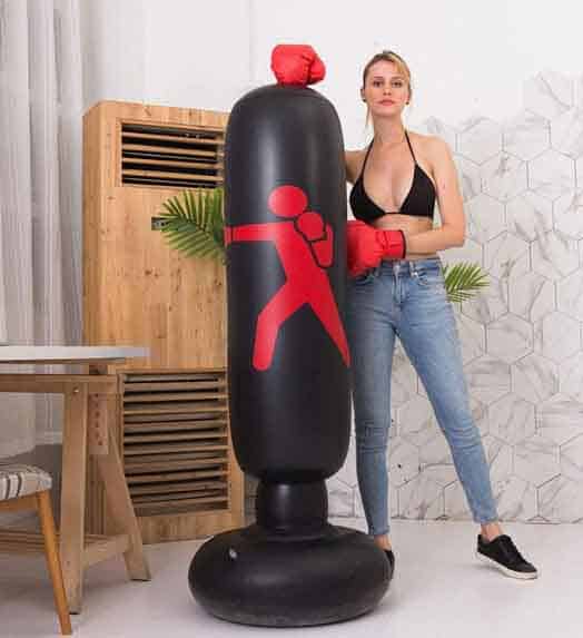 Utilisez Un Sac De Boxe Autoportant De Taille Moyenne