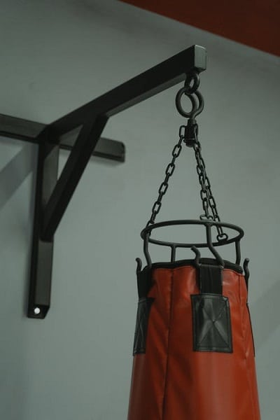 Utilisez Un Support Mural Pour Accrocher Le Sac De Boxe Sur Le Mur Latéral